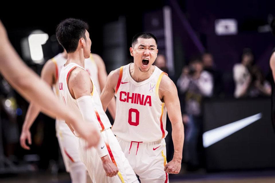 样贴身防守, 而且在场上